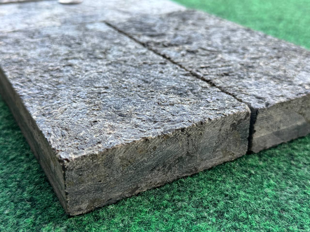 Close-up of split face texture on Black Ice L7